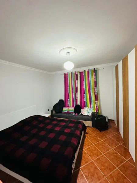 Tirane, jepet me qera apartament 2+1+Ballkon Kati 3, 75 m² 500 € (21 dhjetori prane mozaikut te tiranes)