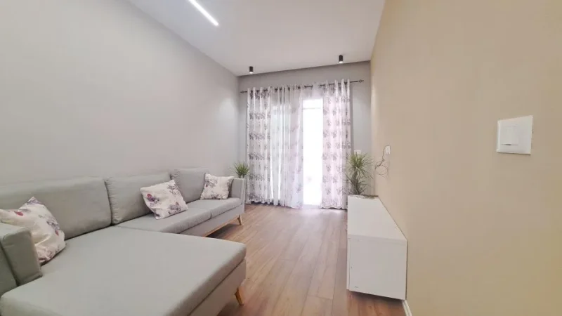 Vlore, shitet apartament 1+1+Ballkon Kati 1, 97 m² 115.000 € (ish "Kombinati i Peshkut", Vlore)