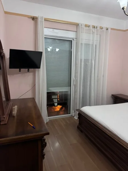 Tirane, jepet me qera apartament 2+1+Ballkon Kati 2, 120 m² 600 € (Rruga myslym shyri , prane kopeshtit 4 stinet)
