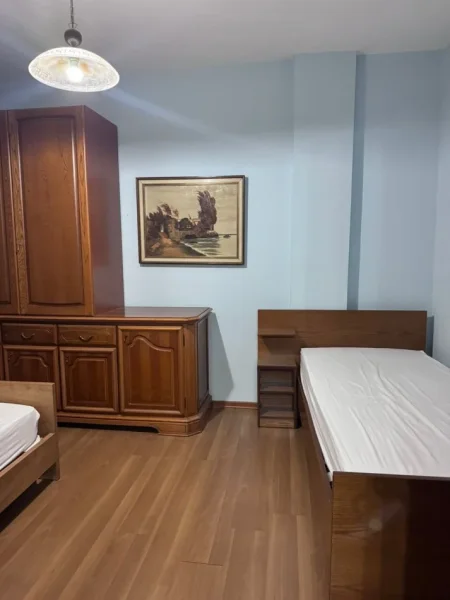 Tirane, jepet me qera apartament 2+1+Ballkon Kati 2, 120 m² 600 € (Rruga myslym shyri , prane kopeshtit 4 stinet)