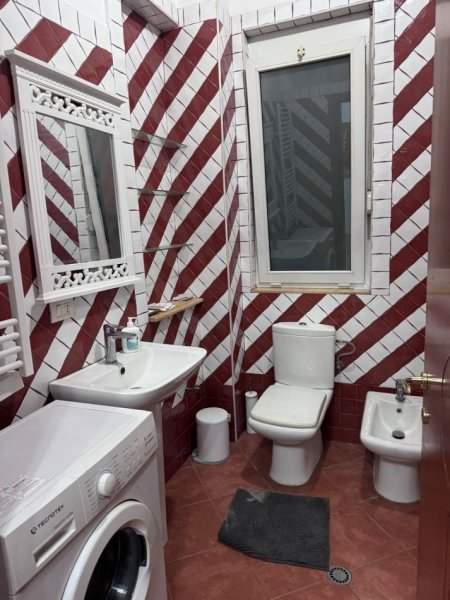 Tirane, jepet me qera apartament 2+1+Ballkon Kati 2, 120 m² 600 € (Rruga myslym shyri , prane kopeshtit 4 stinet)