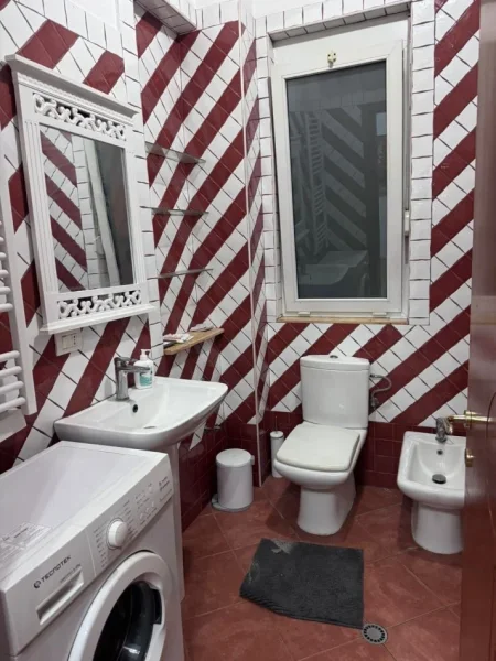 Tirane, jepet me qera apartament 2+1+Ballkon Kati 2, 120 m² 600 € (Rruga myslym shyri , prane kopeshtit 4 stinet)