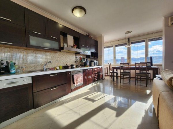 Tirane, jepet me qera apartament 2+1 Kati 12, 150 m² 1.100 € (Zogu I Zi)