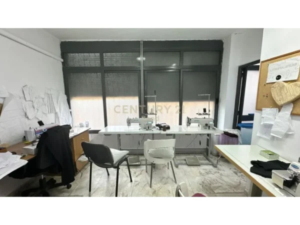 Tirane, jepet me qera zyre Kati 1, 76 m² 450 € (Zogu I Zi)