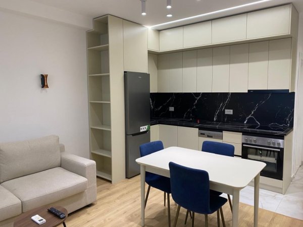 Tirane, jepet me qera apartament 1+1+Ballkon Kati 9, 60 m² 550 € (Astir prane bar oslo)