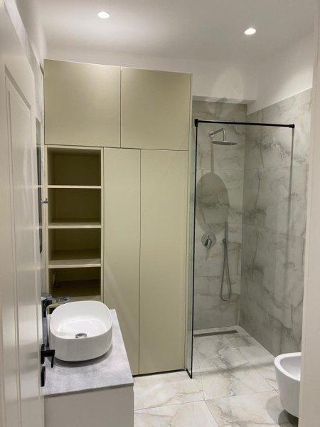Tirane, jepet me qera apartament 1+1+Ballkon Kati 9, 60 m² 550 € (Astir prane bar oslo)