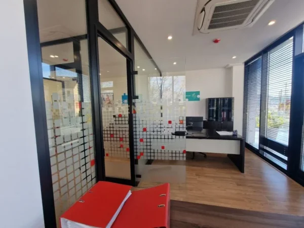 Tirane, jepet me qera zyre Kati 4, 1.100 m² 10.000 € (Sauk i Vjetër)