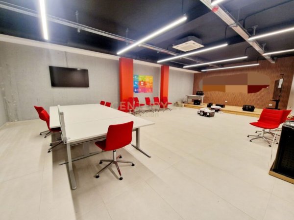 Tirane, jepet me qera zyre Kati 4, 1.100 m² 10.000 € (Sauk i Vjetër)