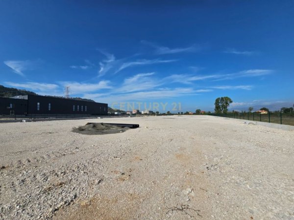 Tirane, shesim toke te investuar dhe gati per ndertimin e nje kapanoni , 8.100 m² 810.000 € (Fushë Prezë)
