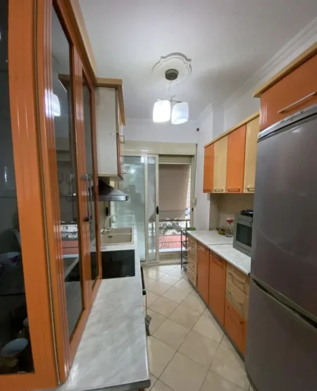 Tirane, jepet me qera apartament 3+1+Aneks+Ballkon Kati 8, 106 m² 450 € (astir)