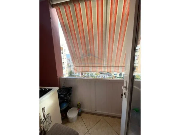 Tirane, jepet me qera apartament 3+1 Kati 7, 123 m² 600 € (LAPRAKE)