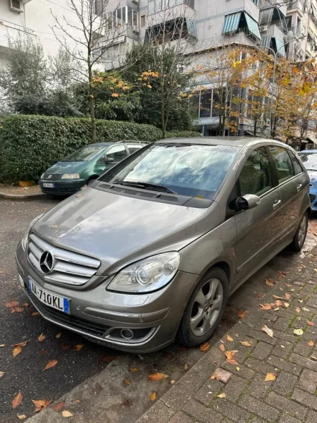 Tirane, shes Benz B-Class 200 Nafte, gri e erret automatik Klima 170.000 km 4.900 €