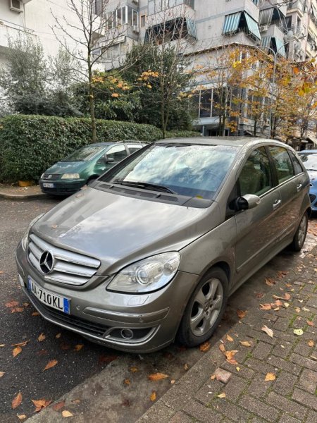 Tirane, shes Benz B-Class 200 Nafte, gri e erret automatik Klima 170.000 km 4.900 €