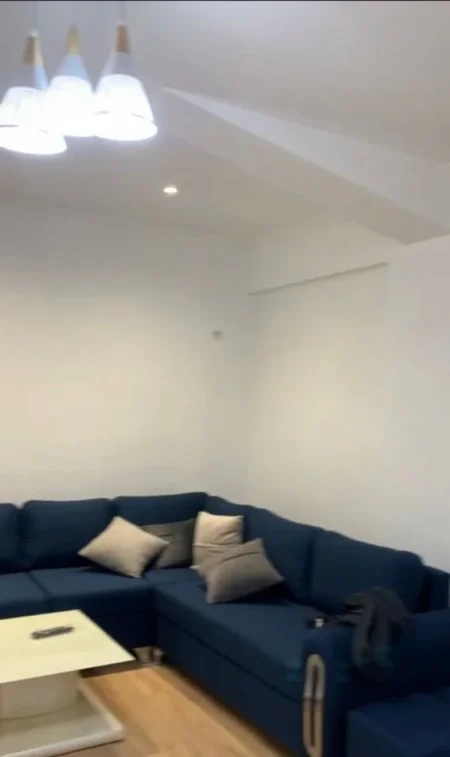 Tirane, jepet me qera apartament 1+1+Ballkon Kati 5, 75 m² 400 € (rruga Muhamed Deliu)