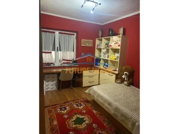 Tirane, jepet me qera apartament 2+1+Aneks+Ballkon Kati 2, 80 m² 700 € (myslym shyri)