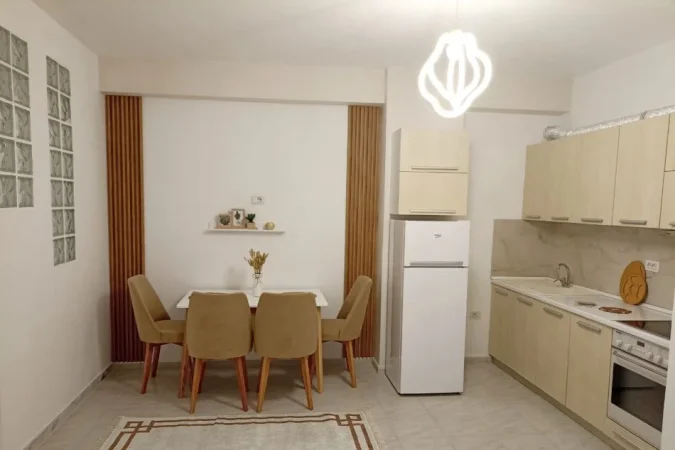 Tirane, jepet me qera apartament 1+1+Ballkon Kati 3, 50 m² 350 € (rruga Milek Maruli)