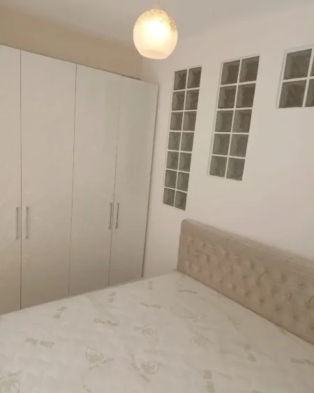 Tirane, jepet me qera apartament 1+1+Ballkon Kati 3, 50 m² 350 € (rruga Milek Maruli)