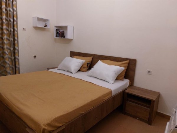 Tirane, jepet me qera apartament 2+1 Kati 5, 75 m² 690 € (SHALLVARET)