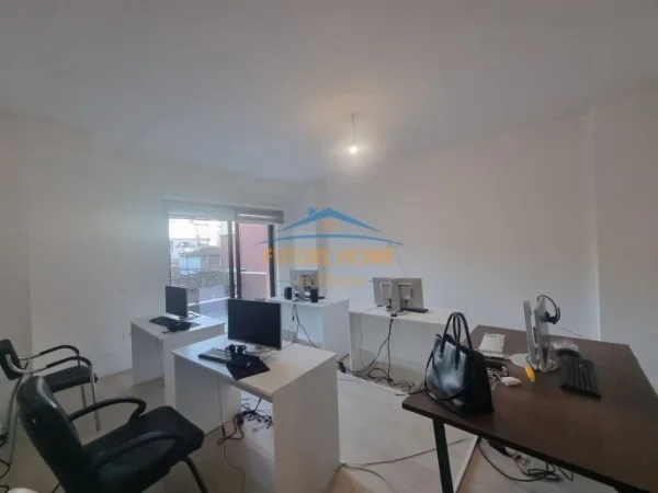 Tirane, jepet me qera ambjent biznesi Kati 2, 95 m² 700 € (MYSLYM SHYRI)