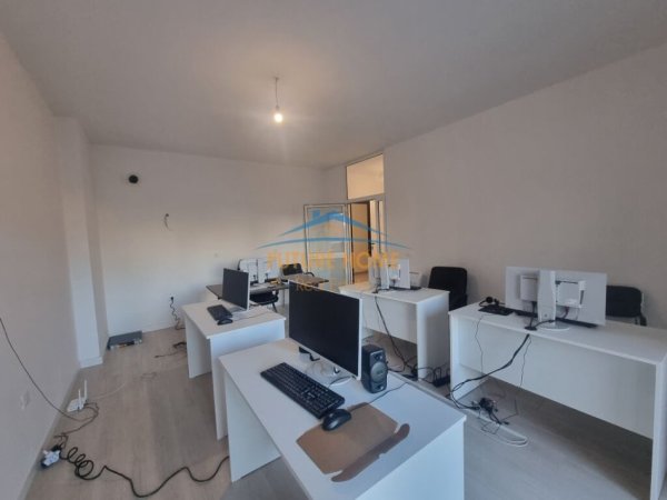 Tirane, jepet me qera ambjent biznesi Kati 2, 95 m² 700 € (MYSLYM SHYRI)