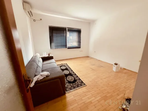 Tirane, jepet me qera apartament 2+1+Aneks+Ballkon Kati 2, 82 m² 1.000 € (PALLATI ISMAIL KADARES)