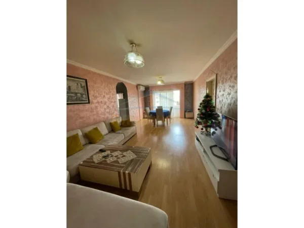 Tirane, jepet me qera apartament 3+1+Aneks+Ballkon Kati 7, 123 m² 600 € (Laprake)