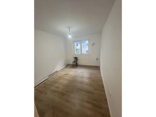Tirane, jepet me qera apartament 2+1+Aneks+Ballkon Kati 3, 100 m² 650 € (Liqeni i Tiranës)