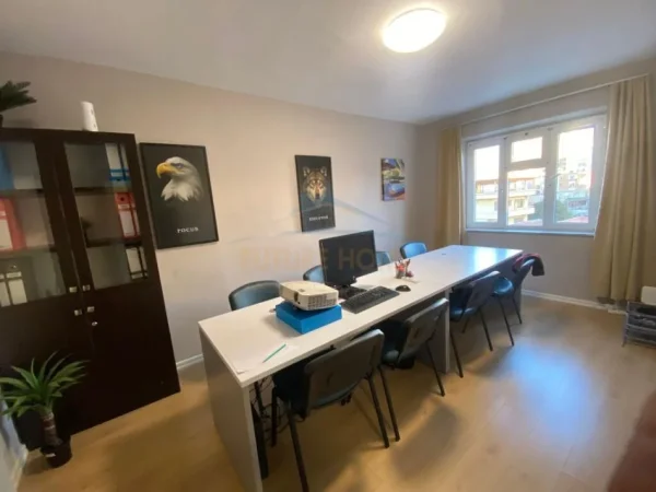 Tirane, jepet me qera apartament 1+1 Kati 3, 83 m² 600 € (Myslym Shyri)