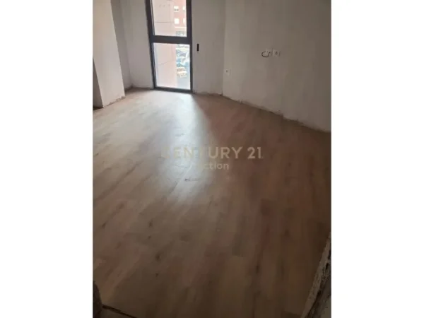 Tirane, jepet me qera apartament 2+1+Aneks+Ballkon Kati 1, 119 m² 700 € (OASIS RESIDENCE)