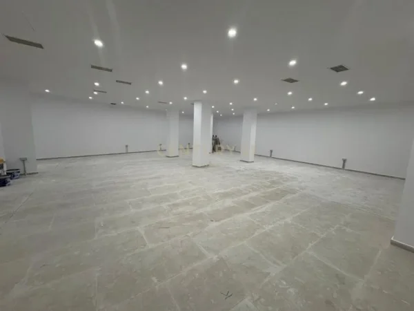 Tirane, shes ambjent biznesi Kati -1, 240 m² 240.000 € (Drejtoria e Policise)