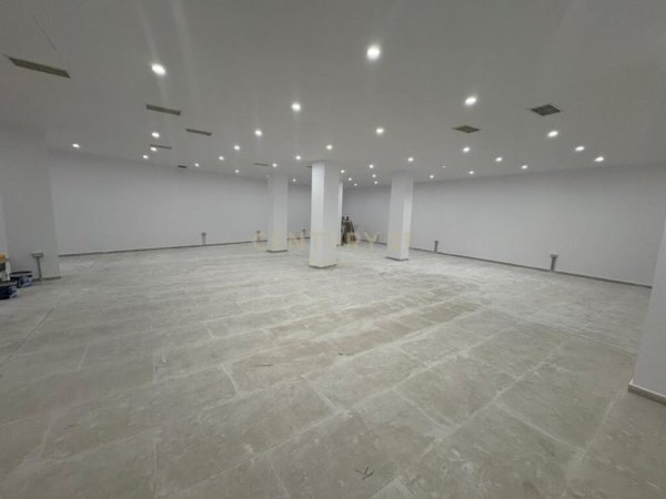 Tirane, jepet me qera ambjent biznesi Kati -1, 240 m² 1.300 € (Drejtoria e Policise)