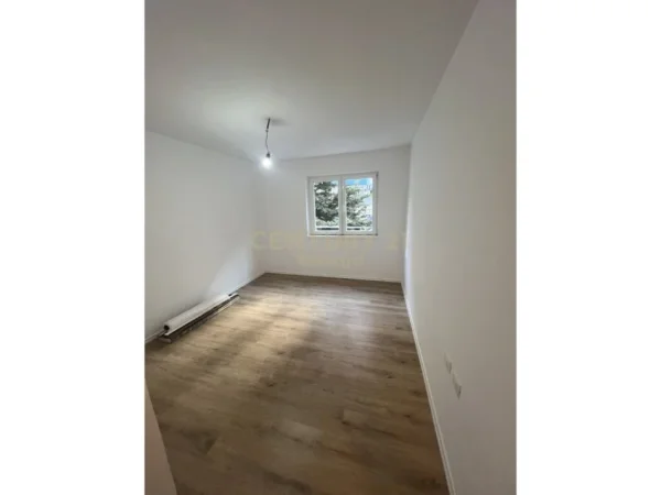 Tirane, jepet me qera zyre Kati 3, 100 m² 650 € (Liqeni i Tiranës)