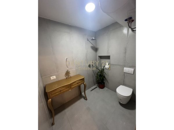 Tirane, jepet me qera zyre Kati 3, 100 m² 650 € (Liqeni i Tiranës)