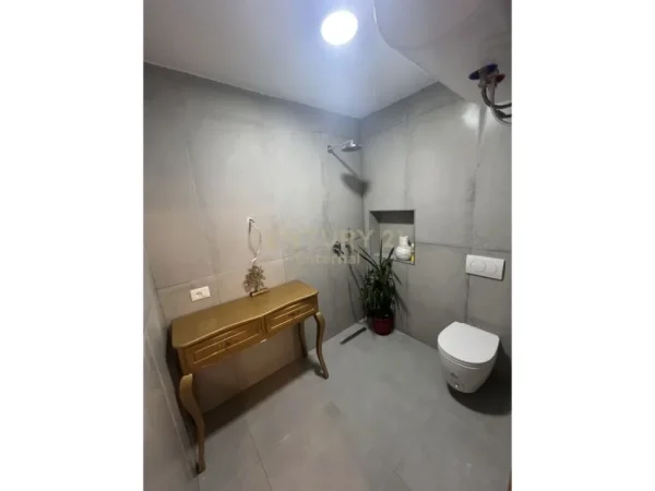 Tirane, jepet me qera zyre Kati 3, 100 m² 650 € (Liqeni i Tiranës)