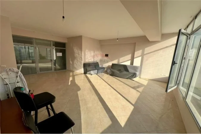 Vlore, jepet me qera dyqan Kati 2, 60 m² 220 € (Rr.Fejzo Mema, Vlore)