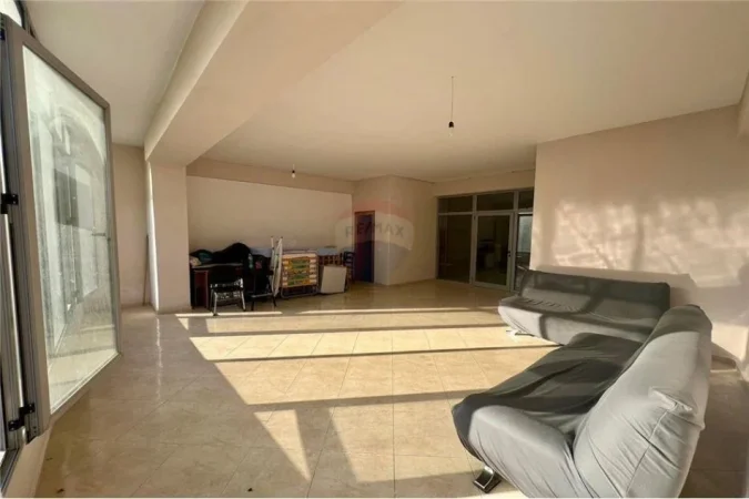 Vlore, jepet me qera dyqan Kati 2, 60 m² 220 € (Rr.Fejzo Mema, Vlore)