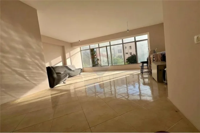 Vlore, jepet me qera dyqan Kati 2, 60 m² 220 € (Rr.Fejzo Mema, Vlore)