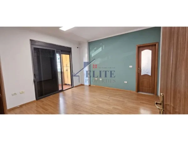Tirane, jepet me qera zyre Kati 2, 140 m² 900 € (Rruga e Kosovareve)