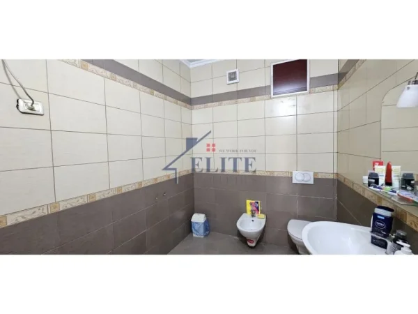 Tirane, jepet me qera zyre Kati 2, 140 m² 900 € (Rruga e Kosovareve)
