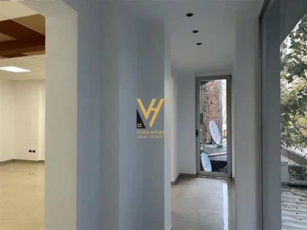 Tirane, jepet me qera zyre Kati 2, 100 m² 970 € (BLLOKU)