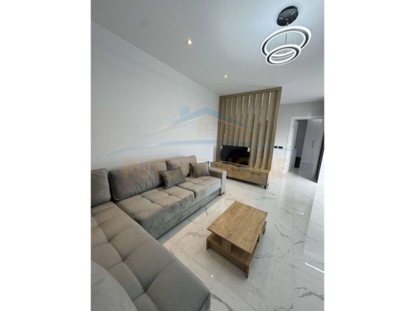 Tirane, jepet me qera apartament 1+1 Kati 9, 65 m² 600 € (Kompleksi &quot;Oasis&quot; Unaza e Re)