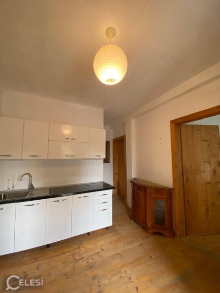 Tirane, jepet me qera apartament 2+1+Ballkon Kati 2, 130 m² 500 € (KOPSHTI ZOOLOGJIK)