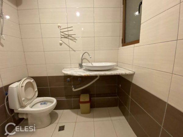Tirane, jepet me qera apartament 2+1+Ballkon Kati 2, 130 m² 500 € (KOPSHTI ZOOLOGJIK)