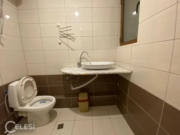 Tirane, jepet me qera apartament 2+1+Ballkon Kati 2, 130 m² 500 € (KOPSHTI ZOOLOGJIK)