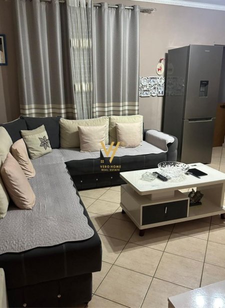 Tirane, jepet me qera apartament 1+1+Ballkon Kati 3, 65 m² 500 € (TREGU CAM)