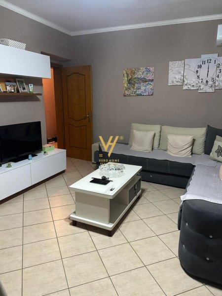 Tirane, jepet me qera apartament 1+1+Ballkon Kati 3, 65 m² 500 € (TREGU CAM)