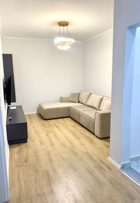 Tirane, jepet me qera apartament 1+1 Kati 1, 64 m² 500 € (stacioni i trenit)