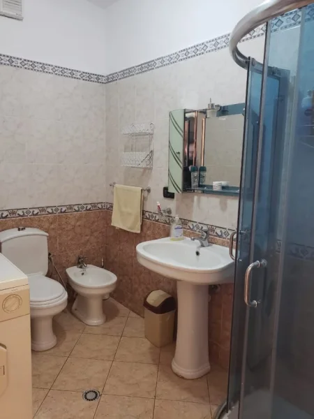 Tirane, jepet me qera apartament 2+1 Kati 8, 100 m² 600 € (Komuna e Parisit)