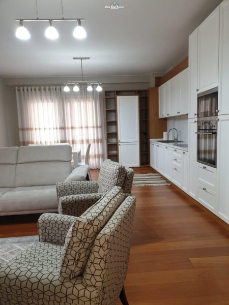 Tirane, jepet me qera apartament 3+1 Kati 5, 140 m² 1.000 € (liqeni i thate)
