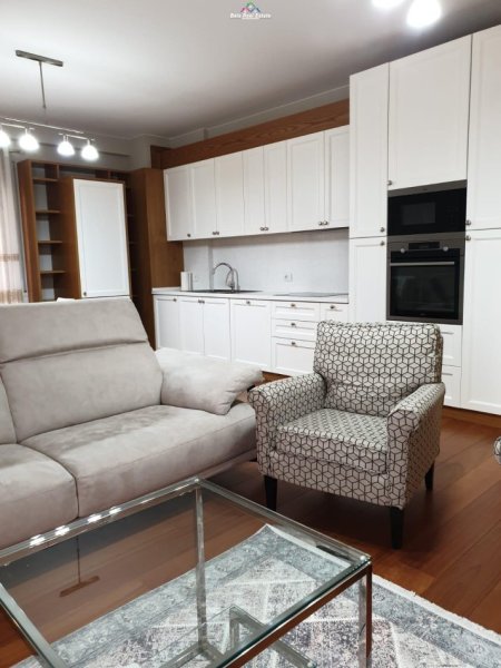 Tirane, jepet me qera apartament 3+1 Kati 5, 140 m² 1.000 € (liqeni i thate)